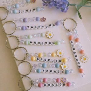 Llaveros con palabras hechas en cuentas + tarjeta personalizada