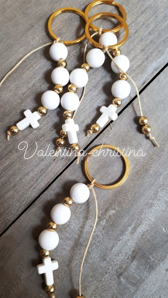Llaveros religiosos con piedras y dijes + tarjeta personalizada