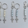 Llaveros religiosos con piedras y dijes + tarjeta personalizada