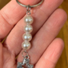 Llaveros religiosos con piedras y dijes + tarjeta personalizada