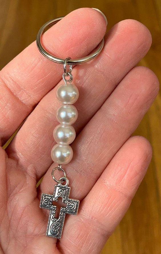 Llaveros religiosos con piedras y dijes + tarjeta personalizada