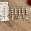 Llaveros religiosos con piedras y dijes + tarjeta personalizada
