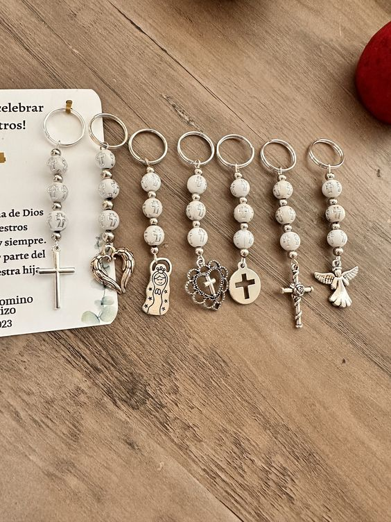 Llaveros religiosos con piedras y dijes + tarjeta personalizada