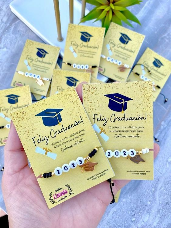 Pulseras artesanales con tarjeta personalizada