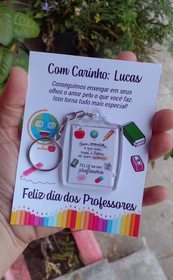 Llaveros cuadrados en acrílico con tarjeta y bolsita
