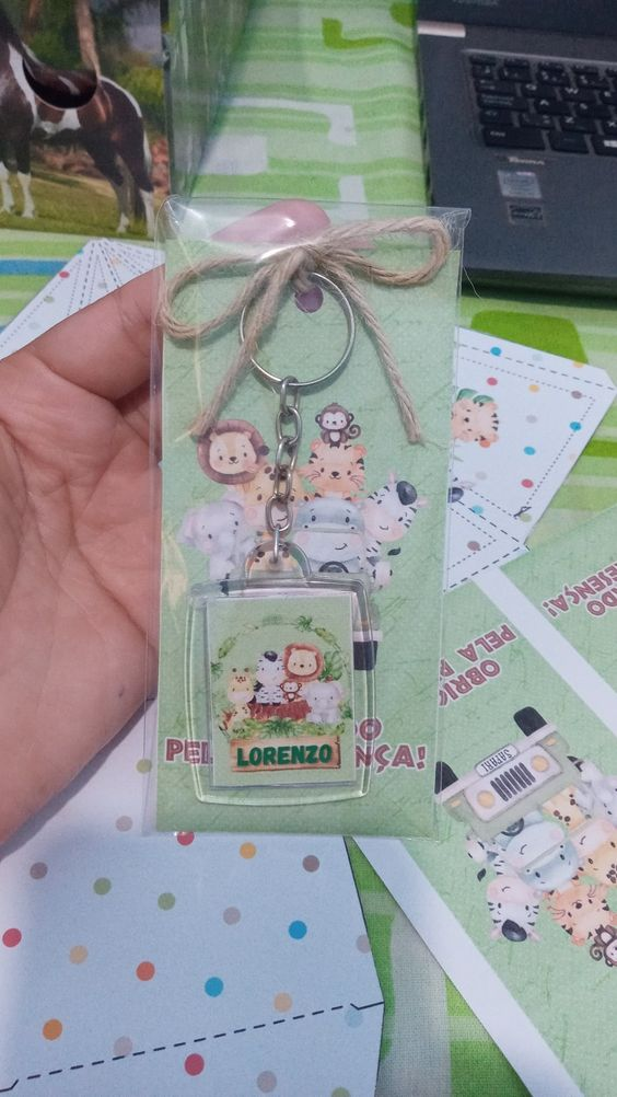 Llaveros cuadrados en acrílico con tarjeta y bolsita