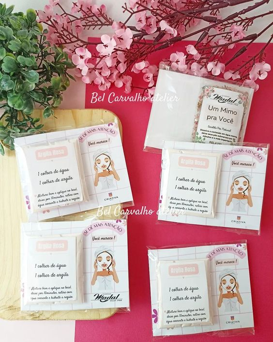 Mascarilla de arcilla blanca con tarjeta personalizada