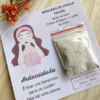 Mascarilla de arcilla blanca con tarjeta personalizada