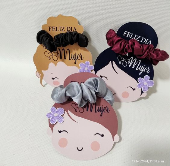 Moñitos para el cabello con tarjeta personalizada
