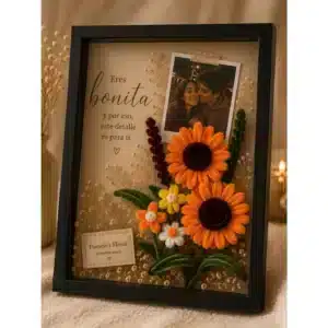 Dos girasoles con flores eternas y foto