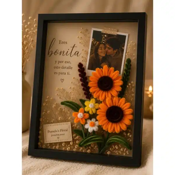3df3034f-fbba-4906-893e-97d3ef43daab (1) Dos girasoles con flores eternas y foto